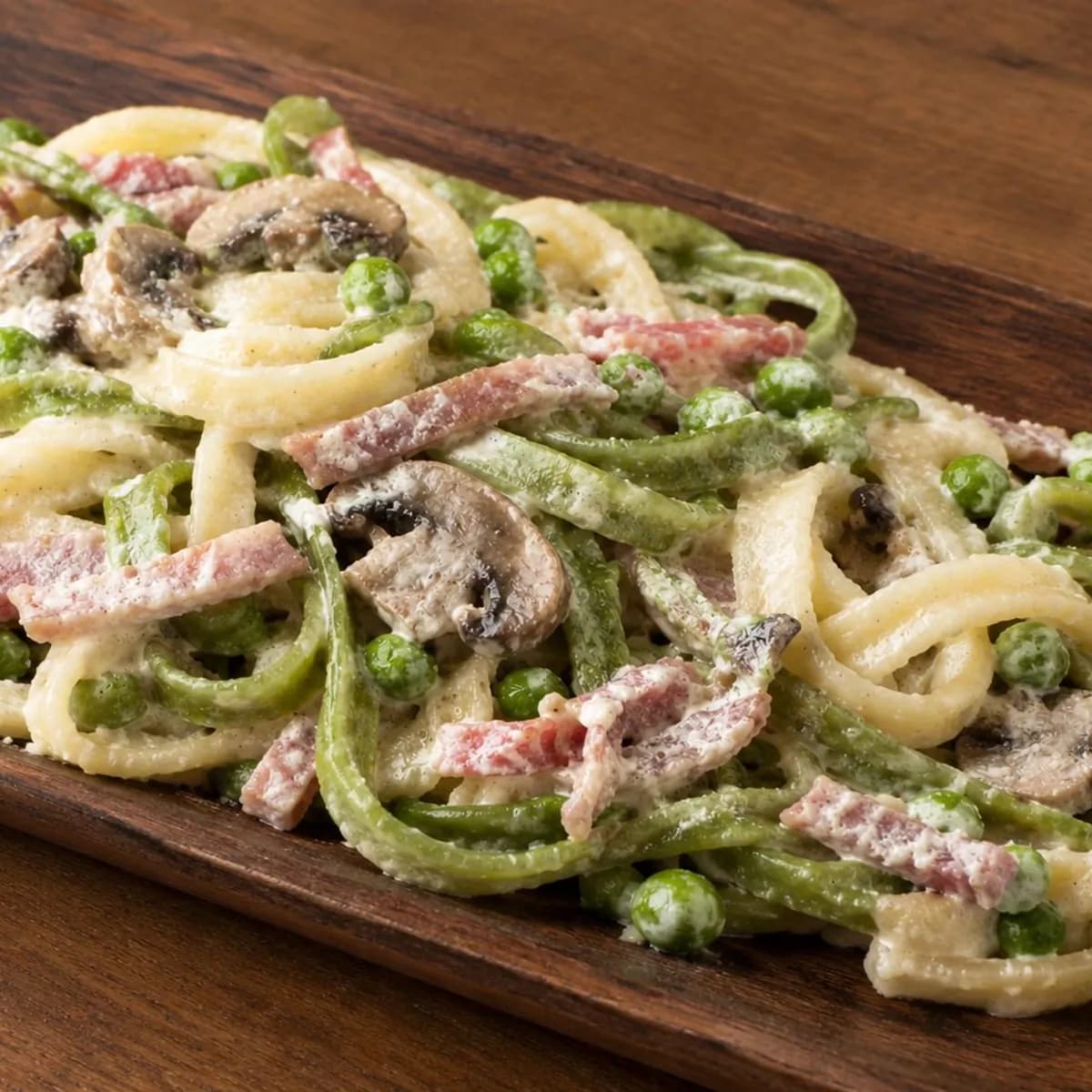 La Paglia e Fieno: tagliatelle verdi e gialle con funghi, piselli, prosciutto, panna e parmigiano