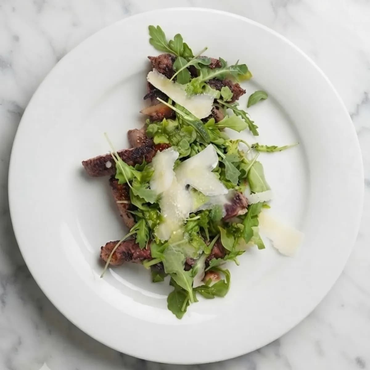 Tagliata di manzo con rucola e scaglie di parmigiano