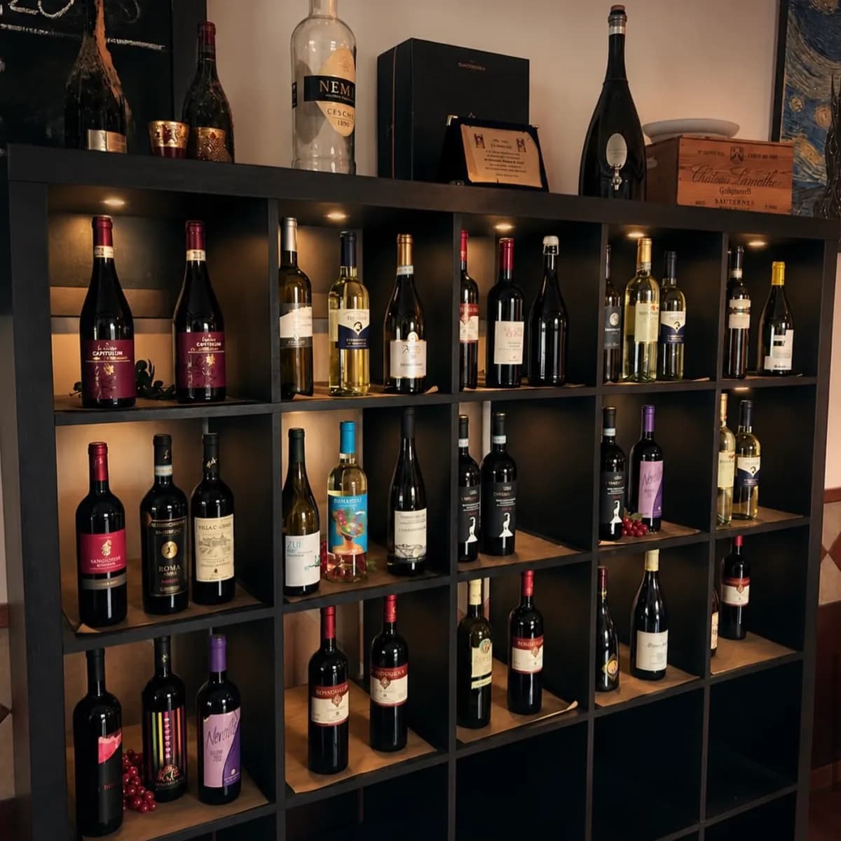 La cantina di Paglia e Fieno: la scaffalatura con le bottiglie di vino italiane